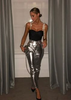 Casual Clubbing Outfits, Outfit Ideas All Black, Classy Date Night, Nightout Outfit, Christmas Party Outfit Ideas, Silver Trousers, Red Bodycon Mini Dress, Elegant Bodysuit, Outfit Elegantes