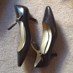 Size 8 Dark Brown Ralph Lauren Heels Excellent Condition - Never Worn Ralph Lauren Heels, Lauren Brown, Ralph Lauren Shoes, Shoes Brown, Low Heels, Lauren Ralph Lauren, Shoes Women Heels, Dark Brown, Shoes Heels