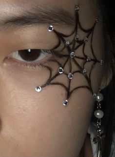 Goth Euphoria Makeup, Halloween Spiderweb Makeup, Spiderweb Makeup Eye, Spiderweb Face Paint, Eyeliner Spiderweb, Black Star Makeup, Cobweb Eyeliner, Spiderweb Eye Makeup, Spider Eyeliner