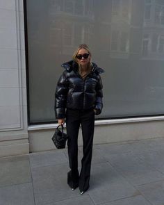 Winter Fashion Puffer Jacket, Puffers Outfits, Puffer Jacket 2023, All Black Outfit 2023, Winter Puffer Outfits, Puffer Outfits For Women, Winter Outfits With Puffer Jacket, Black Down Jacket Outfit, Black Puffer Jacket Outfit Winter