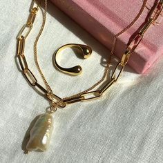 Shopbop on Instagram: “Finishing touches 💫” Luxury Shell Jewelry With Pearl Charm, Chic Gold-tone Necklace With Lobster Clasp, Gold Shell Necklace With Baroque Pearl Pendant, Luxury Baroque Pearl Necklace With Charm, Ocean-inspired Shell Necklace With Lobster Clasp, Pretty Ear Piercings, Timeless Jewelry, Ear Piercings