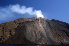 Stromboli Volcano, Italy: Map, Facts, Eruption Pictures Stromboli Italian, Stromboli Italy, Stromboli Volcano, Plate Tectonics, Italy Map, Sea Level, Steam