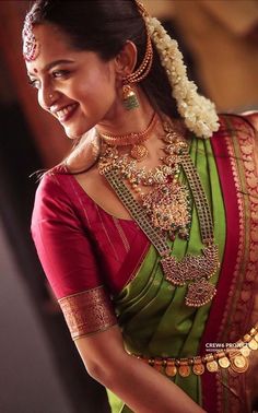 Simple South Indian Bride, Hair Stylea, Tamil Bride, Wedding Swag, Marriage Ideas, Red Bridal Dress, Bridal Sarees South Indian