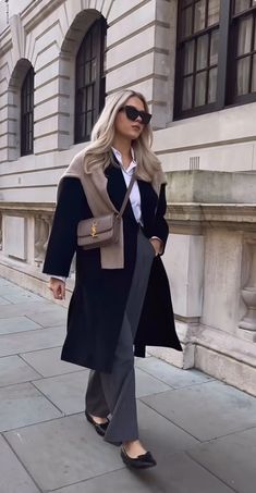 Long Navy Coat Outfits Winter, Navy Trench Coat Outfit Fall, Navy Blue Trench Coat, Dark Blue Trench Coat, Navy Blue, Classic Style, Trench Coat, Black And Grey