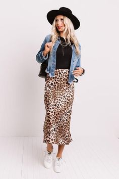 Fitted Leopard Print Skirt, Animal Print Skirt Outfit, Leopard Print Skirt Outfit, Leopard Skirt Outfit, Patterned Skirts, Printed Skirt Outfit, Rock Outfit, Leopard Print Skirt, Leopard Skirt