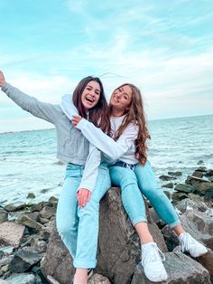 Sisters Photoshoot Poses, Bff Poses, Sisters Photoshoot, Friend Pictures Poses, Best Friend Photography, Best Friend Poses, Bff Photoshoot Poses, Bff Photoshoot, Friend Poses Photography