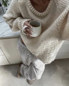 Cozy Wear Aesthetic, Cosy Home Outfit, Cosy Sunday Outfit, Cozy Brunch Outfit Winter, Saturday Morning Outfit Winter, Cozy Outfit At Home, Lounge Aesthetic Outfit, Cozy Style Aesthetic, Comfy Sweater Aesthetic