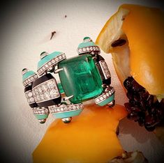 Cartier Emerald, Bvlgari Necklace, Jewellery Sketches, Cartier Jewelry, Color Ring, Enamel Jewelry, Emerald Ring, High Jewelry, Cartier Ring