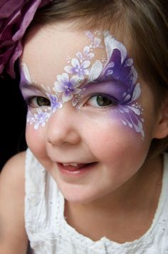 I like the diagonal; under one eye, over the other with the flowers Fairy Make-up, Maquillage Halloween Simple, Face Painting Tips, Christmas Face Painting, Festival Face