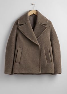 Fall Fashion Color Trends: Elevate Your Style with the Season's Must-Have Shades - the gray details Mode Mantel, City Outfits, Brown Coat, Brown Jacket, V Cut