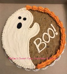 a cake decorated to look like a ghost with the word boo on it