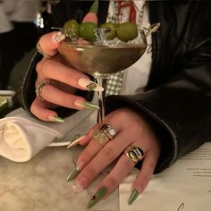 #nails Martini Nails, Daisy Acrylic Nails, Olive Nails, Statement Nail, Chic Nail Art, Nail Ring, Fire Nails, Funky Nails, Fresh Look