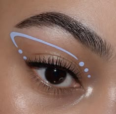 Cool Graphic Eyeliner Looks, Prom Graphic Liner, Eye Makeup Graphic Liner, Jules Inspired Makeup, Coloured Graphic Liner, How To Do Graphic Eyeliner, Water Activated Liner Looks, Color Liquid Eyeliner Looks, Easy Graphic Eyeliner Ideas