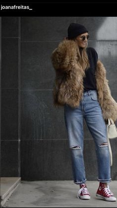 Saturday Breakfast Outfit Casual, Free People Capsule Wardrobe, Faux Fur Coat Street Style, Fur Coat Outfit Casual, Fur Coat Street Style, Faux Fur Coats Outfit, Cooler Look, Looks Street Style, Coat Outfits