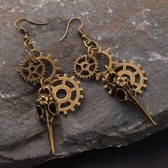 Steampunk earrings: Complete your look with these Bird Skull earrings! Discover the boldness of Steampunk with our Bird Skull earrings! These unique pieces crafted in bronze-toned metal capture the innovative spirit of Steampunk style. Embrace their intriguing design and add a touch of originality to your look. Steampunk Earrings Diy, Minimalist Steampunk, Modern Steampunk Fashion, Steampunk Cottagecore, Dark Steampunk, Steampunk Jewelry Diy, Steampunk Clothes, Steampunk Items, Steampunk Earrings