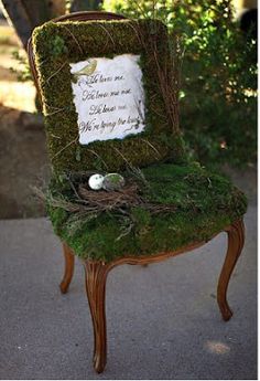 an old chair with moss growing on it and a sign that says, please me