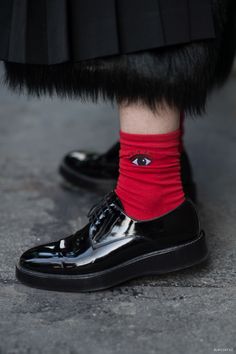 Street deers: Kenzo eyes + creepers Pfw Street Style, Mode Shoes, Red Socks, Cooler Style, Paris Mode, Socks And Tights, Fashion Socks