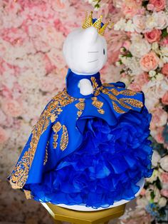 ¡Mira este último juguete vestido con un vestido de charro! ¡Vestido azul rey con volantes para combinar con tu fiesta de quinceañera mexicana!

 ¡El último juguete para Quinceañera, un encantador recuerdo que captura la esencia de una preciada celebración de mayoría de edad!

 Pero lo que realmente distingue a este osito de peluche de Quinceañera es el toque personalizado.
 El vestido azul real se puede personalizar con el nombre y la fecha de la joven especial, lo que lo convierte en un recue Princess Style Ruffled Quinceanera Dress, Royal Blue Royal Ball Gown For Quinceanera, Princess Quinceanera Dress With Ruffles, Princess Style Quinceanera Dress With Ruffles For Party, Quinceanera Pageant Ball Gown With Ruffles, Blue Fairytale Princess Dress For Dress-up, Blue Princess Ball Gown For Quinceanera, Royal Blue Quinceanera Gown, Blue Fairytale Wedding Gown