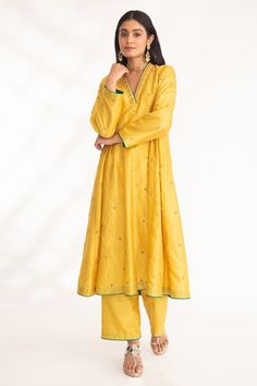 Yellow kurta with gold zardozi embroidery in geometric pattern and contrast pipe work. Paired with straight pant. - Aza Fashions Yellow Kurta, Zardozi Embroidery, Kurta Pant Set, Straight Kurta, Kurta With Pants, Silk Embroidery, Kurta Set, Pant Set, Straight Pants