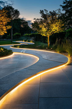 Modern pathway lighting ideas with a curving illuminated walkway through a landscaped garden. Modern Landscape Lighting Design, Lighting Exterior Of House, Modern Pathway, Pathway Lighting Ideas, Hardscape Materials, Landscape Lighting Ideas, Wedding Ideas Backyard, Modern Landscape Lighting, Backyard Lighting Ideas