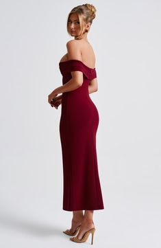 The Bex midi dress is just waiting for a special occasion. Cut from luxury stretch crepe that hugs your body in all the right places, this flattering design features a pleated Bardot neckline and fit and flare skirt. 



Colour: Burgundy.

Luxury stretch crepe fabric.

Fully lined.

Pleated Bardot neckline.

Hugs the figure.

Fit and flare skirt.

Invisible zipper.

Midi length.

Model is an XS and is wearing an XS. Model is an F-cup size.

 Size: XS, S, M, L, XL, XXL Homecoming Dresses Corset, White Dress Spring, Midi Dress Wedding Guest, Long Sleeve Homecoming Dresses, Burgundy Midi Dress, Split Long Dress, Bardot Neckline, Fit And Flare Skirt, Homecoming Dresses Long