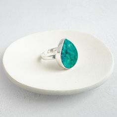 Elevate your look with our elegant adjustable ring, featuring a teardrop-shaped natural turquoise stone. · Turquoise· Gold/Silver plated brass· Adjustable *Please note - Due to the one-of-a-kind nature of the stones, exact colors and patterns may vary slightly from the image shown. If you would prefer a specific look or color of the stone, please let us know! Natural Turquoise Stone, Teardrop Ring, Gold Gemstone Ring, Ringe Gold, Elevate Your Look, Gems Jewelry, Natural Turquoise, Jewelry Case, Ring Gold