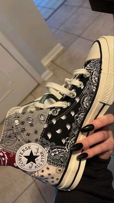 Bandana Converse, Cute Converse Shoes, Converse Design, Cute Converse, Custom Shoes Diy, Shoes Outfit Fashion, Black Converse, Embroidered Shoes, Cute Sneakers