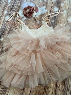 Wunderschöne Champagner Blumenmädchen Kleid, Baby-Party Kleid mauve Blume Schärpe und Stirnband sind optional, wählen Sie bitte die beste Option für Sie. Mädchen kommen in diesem wunderschönen Kleid für besondere Anlässe zu glänzen! Champagner Stretch Spitzen Top , Tutu Rock aus weichem Tüll Stufen .das Kleid ist sehr weich und extrem angenehm für Babyhaut, schön wie abgebildet. Blumenschärpe und Stirnband sind optional, Bitte beachten Schärpe und Stirnband sind groß. Perfekt tragen für: Urlaub Bilder Weihnachtsfeste Blumenmädchen Kleid Brautjungfer Kleid Erstkommunion Erster Geburtstag Geburtstagsparty Taufe Kaffeekränzchen Rustikales Thema Hochzeit Thema Hochzeit Strand . LÄNGE: Messen von der Schulter nach unten Die Länge ist die Gesamtlänge des Kleides Brustumfang von einer Seite zur a Flower Girl Toddler Dress, Neutral Flower Girl Dresses, Beige Flower Girl Dress, Flower Girl Dresses Toddler, Champagne Wedding Themes, Infant Flower Girl, Champagne Flower Girl Dress, Baby Flower Girl Dress, Toddler Flower Girl Dress