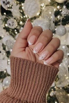 French Nail Designs Christmas, Cute Short Almond Nails Christmas, Short Holiday Acrylic Nails, French Nail Christmas, Winter Nail Ideas White, French Tip Nails Snowflake, December French Tip Nails, French Tip With Snowflake Nails, Nail Snowflake Design