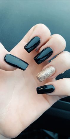 Black Nails With Silver Accent Nail, Red Nails With Sparkle Accent Nail, Black Nails With Gold Accent Nail, Black Acrylic Nails With Gold, Black Nails With Gold Accent, Black Nails With Accent Nail, Nails That Go With Black Dress, Black And Gold Nails Acrylic, Acrylic Nails With Gold