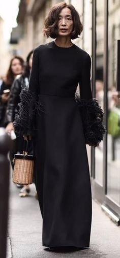 Mode Over 50, Mode Tips, Paris Fashion Week Street Style, Advanced Style, Ageless Style, Street Style Paris, Long Black Dress, 가을 패션