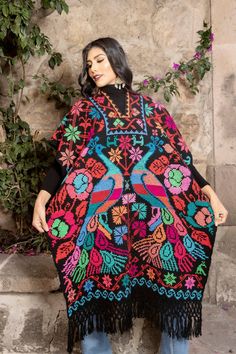 Este hermoso Poncho Mexicano de Cuerpo Completo es perfecto para mantenerte caliente y lucir a la moda a la vez.  Tiene detalles hermosos y coloridos bordados a mano por en frente y por atrás.   Este poncho artesanal es hecho a mano por Artesanos Mexicanos y es completamente único. LOS COLORES EN EL BORDADO SIEMPRE VARIAN. Nota: Este poncho viene abierto de los lados y viene como unitalla ideal para tallas Chico, Mediano, Grande, Extra Grande, 2x y 3x. Mas estilos disponibles aqui: https://www.etsy.com/es/shop/SoleiEthnic?ref=seller-platform-mcnav&section_id=25348614 Artisan Multicolor Poncho One Size, Artisan Multicolor One Size Poncho, Folk Style Multicolor Shawl With Motifs, Multicolor Handwoven Folk Poncho, Artisan Multicolor Shawl With Woven Motifs, Multicolor Embroidered Bohemian Poncho, Multicolor Shawl With Motifs For Festival, Multicolor Woven Shawl For Festivals, Traditional Multicolor Handmade Shawl