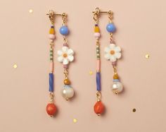 JUNEJewelsStudio - Etsy.de How To Make Your Own Jewelry, Dainty Beaded Earrings, Handmade Jewelry Ideas Unique, Handmade Fun Beaded Dangle Earrings, Beaded Jewellery Ideas, Colorful Beads Pearl Earrings, Perl Earing Diy, Artsy Beaded Dangle Earrings, Quirky Accessories