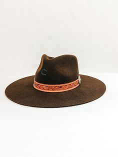 This adorable new Charlie 1 Horse hat is the perfect statement piece for the upcoming seasons! The White Sands Hat by Charlie 1 Horse features wool felt material, a pinched front rancher style profile, a 3 3/4 inch wide flat brim, and a crown that measures 4 1/4 inches. The hatband is a trendy leather tooling that fits perfectly around the base of the crown and includes a silver concho with turquoise detailing. To top the look off, there is a removable arrow pendant. This genuine Charlie 1 Horse Charlie 1 Hat, Rodeo Attire, Charlie Horse, Charlie 1 Horse Hat, Horse White, Trendy Boutique Clothing, Tool Band, Rancher Hat, Arrow Pendant