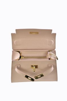 Borsa Freydis in vera pelle Dollaro Made in Italy e accessori color light gold. La parte interna presenta uno scomparto principale con una tasca laterale a cerniera, troverete anche una tracolla in pelle abbinata e regolabile che permetterà di utilizzare la borsa anche a spalla o a tracolla. Ha due differenti chiusure, la prima ad incastro nella parte esterna e la seconda a zip nella parte interna. -Materiale esterno: Vera pelle di vitello martellata Dollaro -Materiale hardware: Acciaio antigraffio color oro -Materiale interno: Microfibra antistrappo -Materiale etichetta Voemièn interna: Vera pelle -Materiale manico: Vera pelle Dollaro -Materiale tracolla: Vera pelle Dollaro e acciaio inossidabile -Chiusura: Ad Incastro e Zip -Confezione: l'articolo viene confezionato in una scatola person Braided Bag, Light Gold Color, Handcrafted Bags, Gold Accessories, Color Light, Bag Making, Zip Pockets, Shoulder Strap, Two By Two