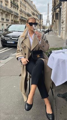 30+ Fall Trench Coat Outfit Ideas We Are Obsessed With 2 Aesthetic Lawyer, Trench Coat Outfit Fall, Ballet Flats Outfit, Trench Coat Fall, Lawyer Fashion, Skandinavian Fashion, Flats Outfit, Chique Outfits