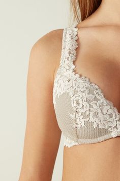 Gioia super push-up non-wired bra. The front is made of lace and the back is made of plumetis tulle with a lace ruffle. Adjustable straps covered in satin. Lace Push-up Bra With Lace Closure, Lace Push-up Bra With Lace Trim, Delicate Lace Push-up Bra, Elegant Low-cut Bra With Lace Trim, Fitted Wedding Bra With Lace Closure, Elegant Low-cut Lace Trim Bra, Elegant Fitted Lace With Removable Bra Pads, Underwire Bra With Contrast Lace, Underwire Lace Bra With Contrast Lace