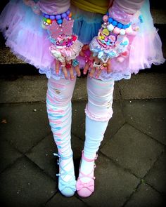 日本デー (Foto auf Animexx.de) Ott Sweet, Decora Fashion Outfits, Colorful Harajuku, Harajuku Jeans, Harajuku Makeup, Harajuku Decora, Candy Costumes, Diy Kostüm, Kawaii Jewelry