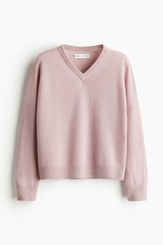 Studio Collection. Short sweater in supersoft cashmere. Ribbed V-neck  back-facing shoulder seams  heavily dropped shoulders  and long sleeves with a subtle batwing style and slightly shortened length for a stylish touch. Curved hem at front and longer hem at back. Light Dusty Pink, Short Sweater, 2024 Christmas, Cashmere Jumper, Sweater And Shorts, Cashmere Sweater, Womens Fashion Trends, Latest Fashion For Women, Christmas List