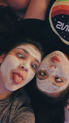 Face Masks With Bestie, Face Mask Pics With Friends, Skin Care With Friends, Best Friend Face Mask, Pose Ideas For Best Friends, Face Mask Photos, Best Friend Fotos, Besties Pictures