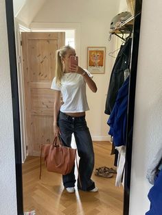 Basic Timeless Wardrobe, Scandinavian Fashion Aesthetic, Basic Style Outfits, Healthy Hairstyles, Scandinavian Outfits, Women Hair Styles, Style Inspiration Vintage