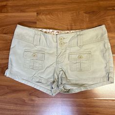 Vintage Abercrombie & Fitch Size 2 Button And Zip Front Shorts Front Flap Pockets Double Button Waist Inseam 2 1/4” Rise Approx 7 1/2” Belt Loops Spring Cotton Button-up Bottoms, Button-up Cotton Bottoms, Mid-rise Cotton Bottoms With Snap Buttons, Fitted Button Zip Fly Shorts For Spring, Cotton Button-up Bottoms, Summer Beige Button-up Bottoms, Beige Button-up Bottoms, Summer Cotton Pants With Button Zip Fly, Spring Cotton Shorts With Button Zip Fly