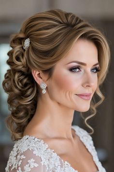 Perfect your look with our "35+ Simple and Elegant Hairstyles for the Mother of the Bride" pin – save now! 🌟💐 Planning a wedding is an exciting time, and while all eyes are usually on the bride, the mother of the bride also deserves to shine! 🌟 Whether you’re the bride looking to pamper your mom or the mother of the bride herself seeking some hairstyle inspiration, you’re in the right place. Let’s dive into some simple yet elegant hairstyles that will make you feel like a million bucks on your daughter’s big day. 💖 Simple And Elegant Hairstyles, Mother Of Bride Hairstyles, Bridgerton Hairstyles, Hunters Wedding, Mob Hair, Pinterest Short Hairstyles, Mother Of The Bride Hairdos, Wedding Hairdos, Royal Essence