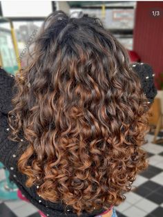 Balayage Highlights Curly Hair, Copper Curls Naturally Curly, Balayage Hair On Curly Hair, Curly Brown Balayage, Curly Auburn Hair With Highlights, Dyed Curly Hair Highlights, Caramel Hair Curly, Brown Curly Hair With Red Highlights, Babylights Curly Hair