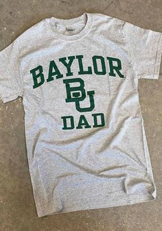 a t - shirt that says,'baylor b u dad'on it