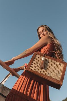 Modeling Bags Pose, Poses With Handbag, Bag Lifestyle Photography, Outdoor Bag Photography, Handbag Photoshoot Ideas, Bags Photoshoot Ideas, Purse Photoshoot, Spring Picture Ideas, Bag Photoshoot