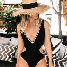 Stretch Chic Zara Swimwear For Vacation, Zara Summer Beach Bodysuit, Zara Summer Bodysuit For Poolside, Zara Summer Bodysuit For Beach, Zara White Beach Swimwear, White Zara Beach Swimwear, Zara Summer Party Swimwear, Chic Zara Swimwear For Summer, Chic Zara Bodysuit For Beach