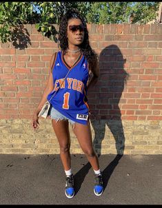 90s Basketball Jersey Outfit, Women Jersey Outfit, Nba Game Outfit Woman Jersey, How To Style A Basketball Jersey Women, Basketball Jersey Outfit Women 90s, Girls In Basketball Jerseys Outfits, Jersey Party Outfit, Basketball Jersey Outfit Women, Jersey Shirt Outfit