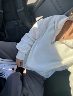 Basic Outfit Ideas, Comfy School Outfits, All Star Converse, Star Converse, Converse White, Outfits With Converse, Cute Everyday Outfits, White Sweater