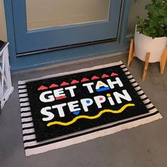 a door mat that says get tah stepin on it next to a potted plant